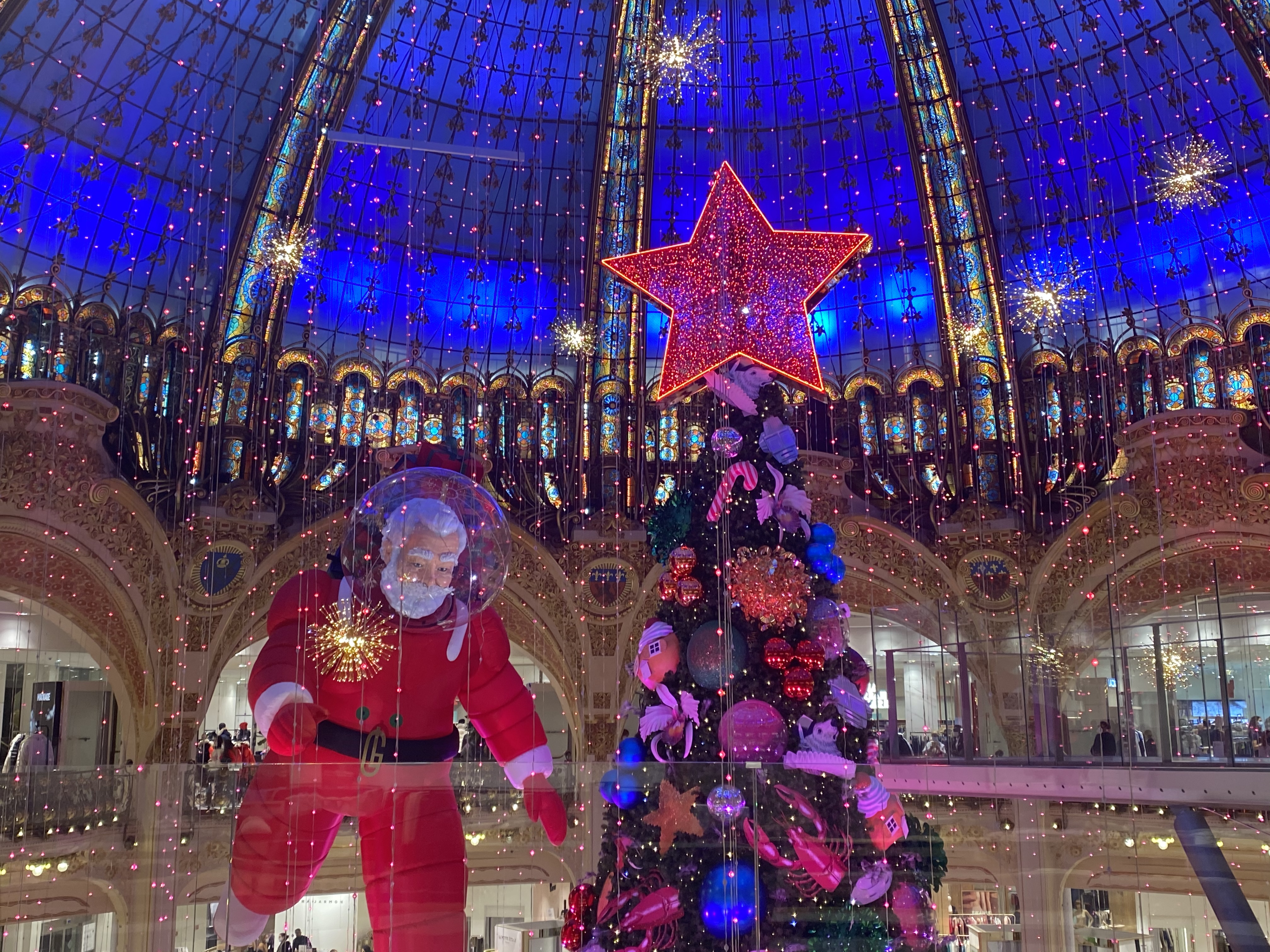 Christmas tree at the department store Les galeries Lafayette in Paris