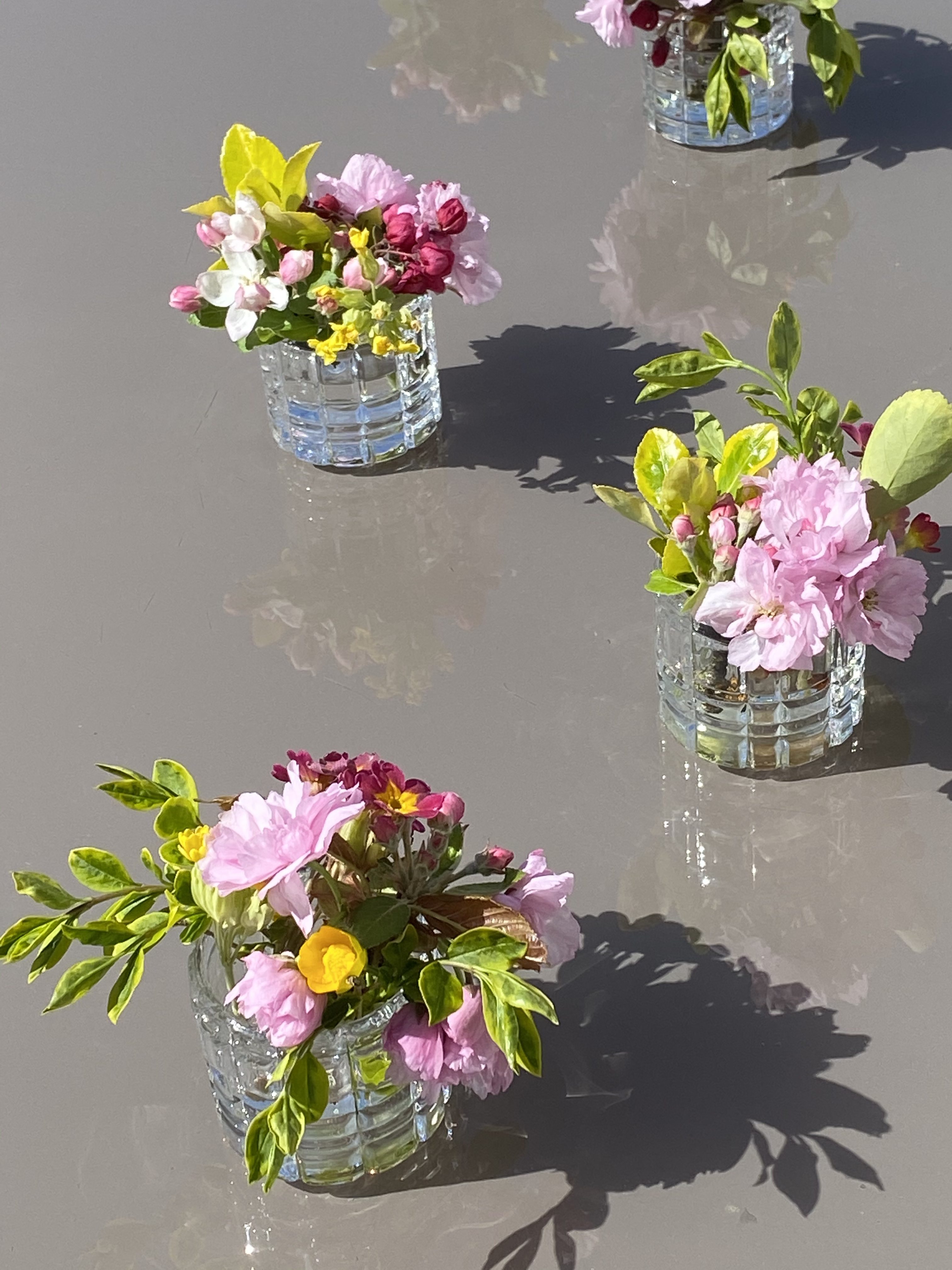 De jolis petits bouquets de fleurs