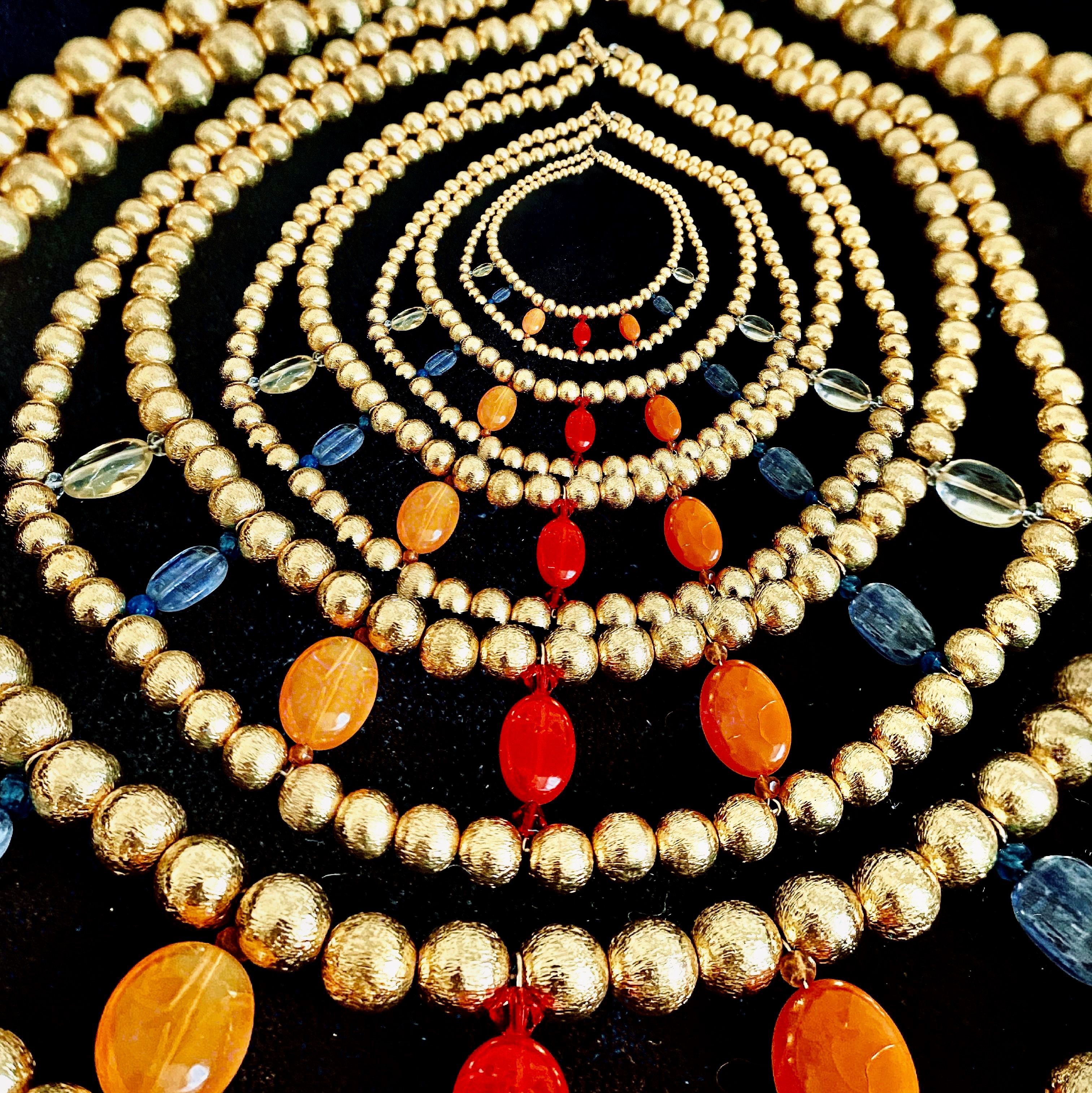 Un collier de lumière et de couleurs