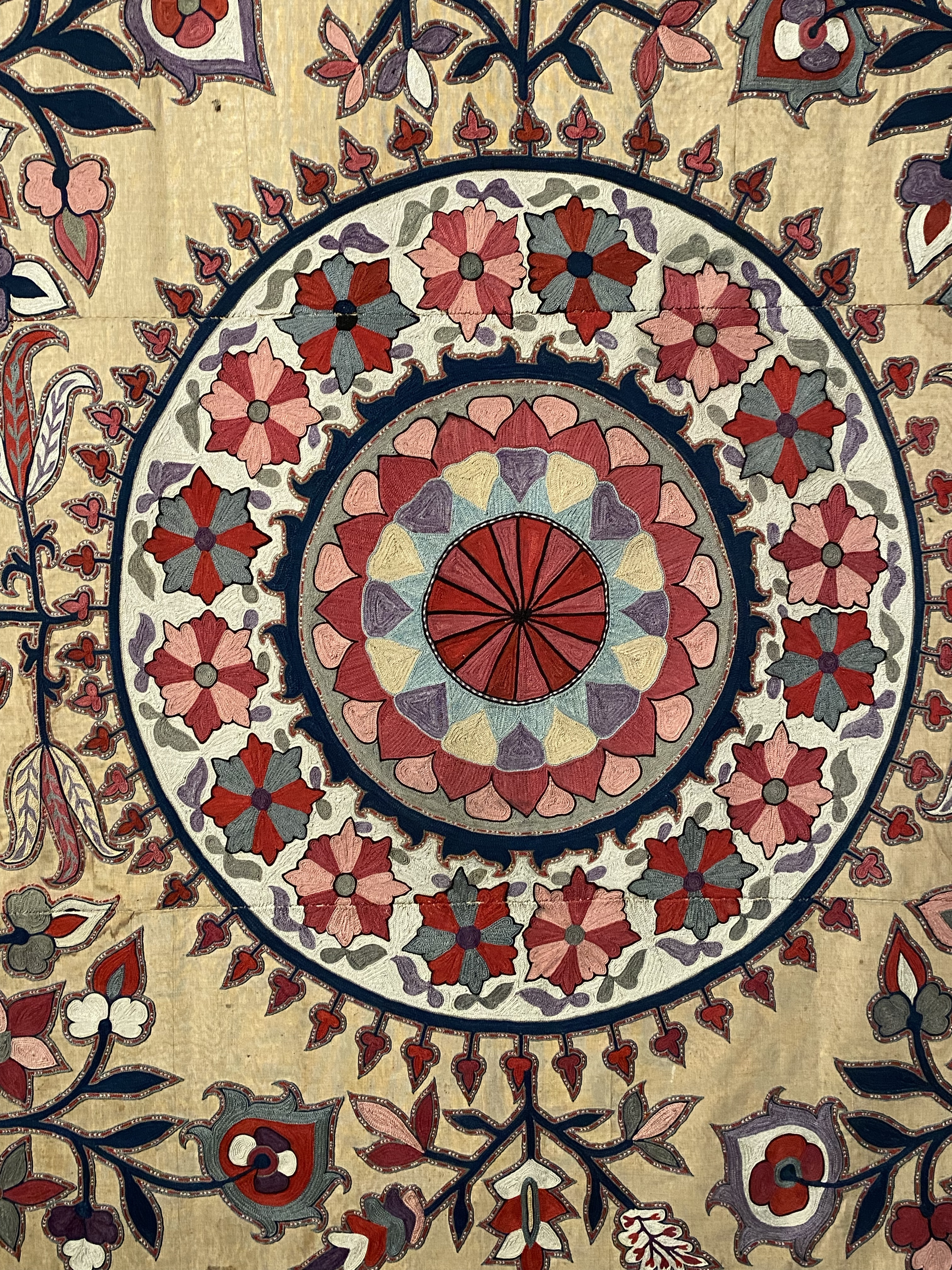 The exhibition “Sur les routes de Samarcande. Merveilles de soie et d’or” at l’Institut du Monde Arabe in Paris (1)