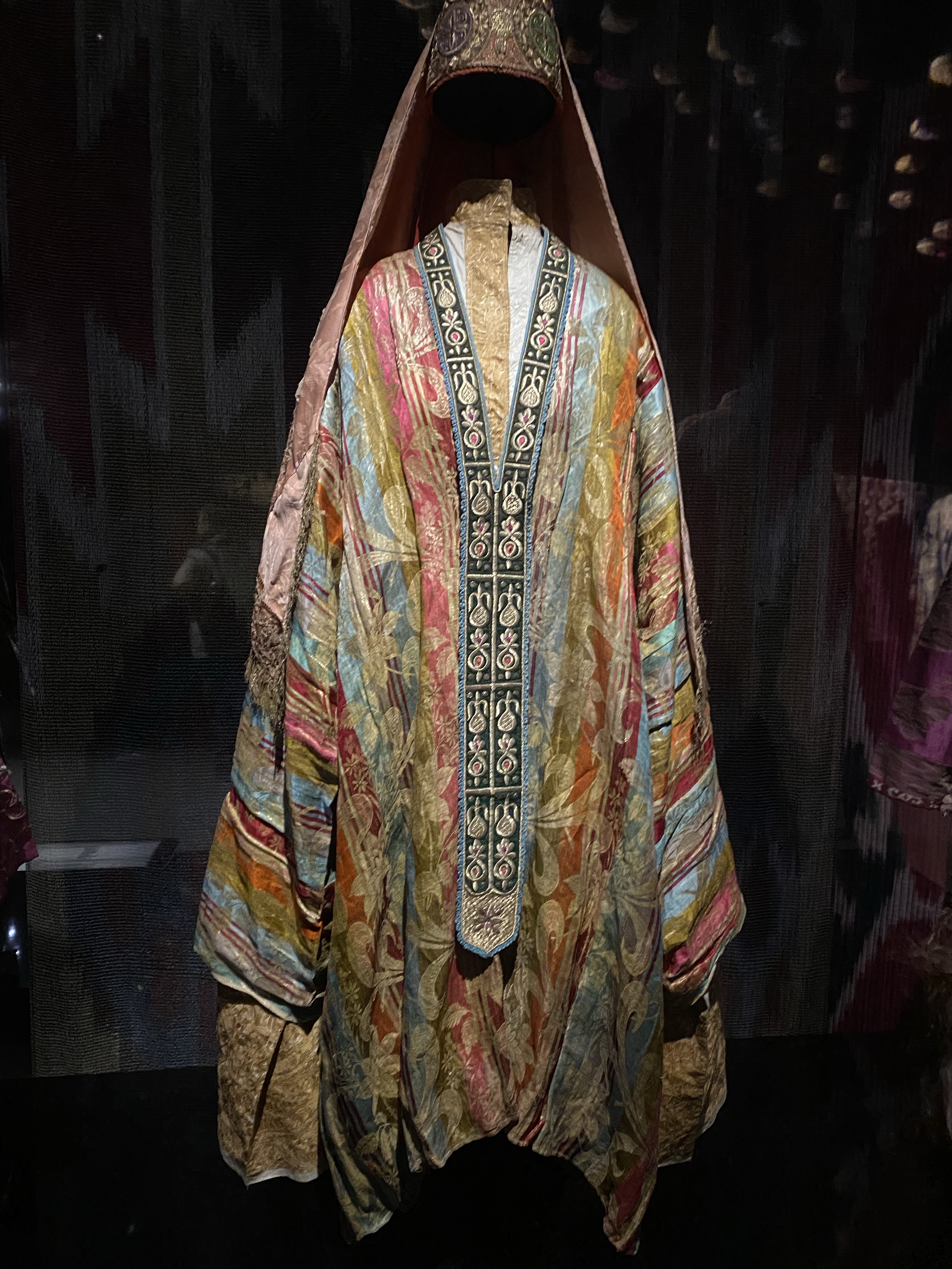 The exhibition “Sur les routes de Samarcande. Merveilles de soie et d’or” at l’Institut du Monde Arabe in Paris (3)