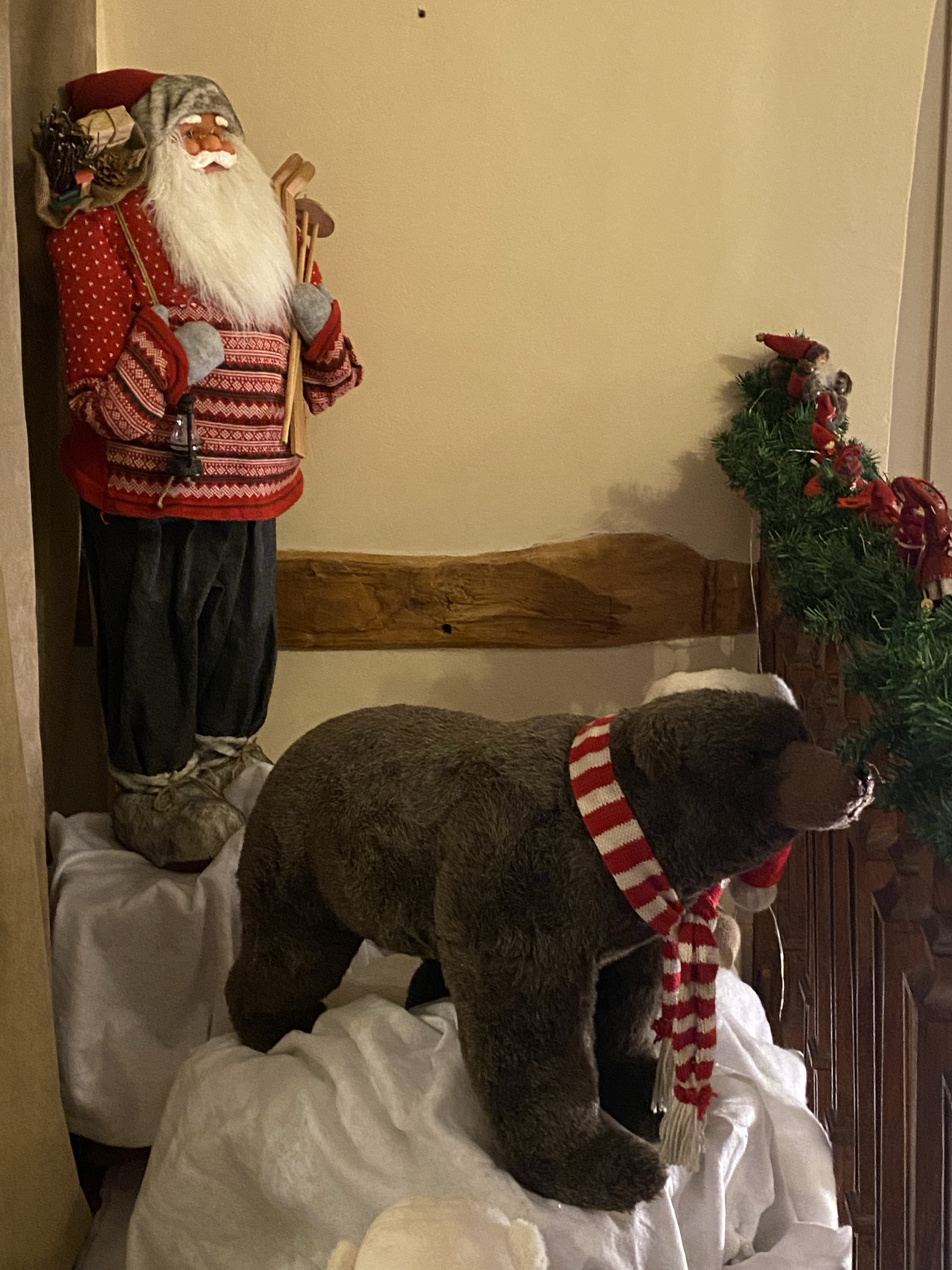 Le père Noël descendant de la montagne accompagné d’un ours brun