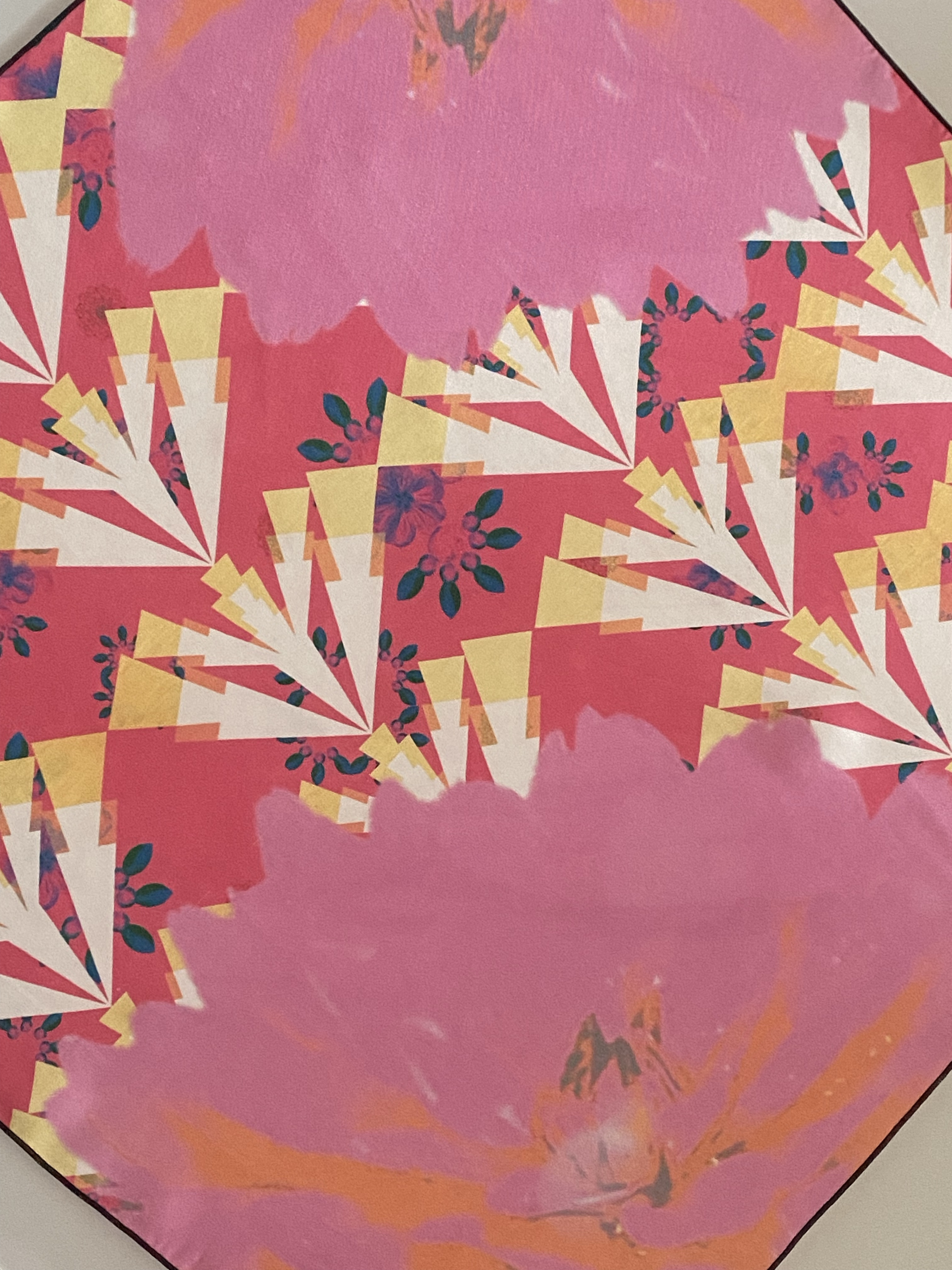 Un voile de soie rose parsemé de fleurs