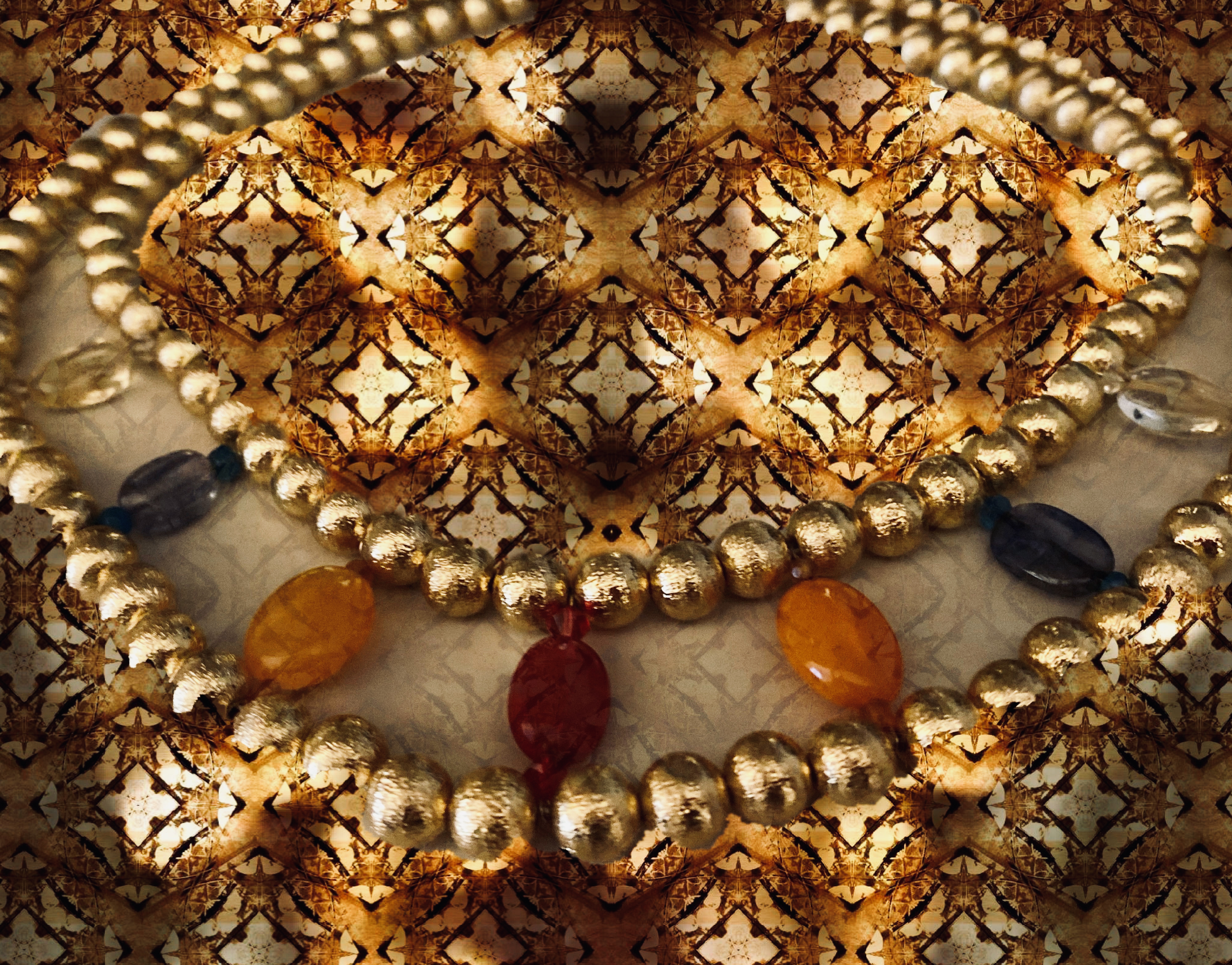 Une lumière dorée  entremêlée de pierres de couleur