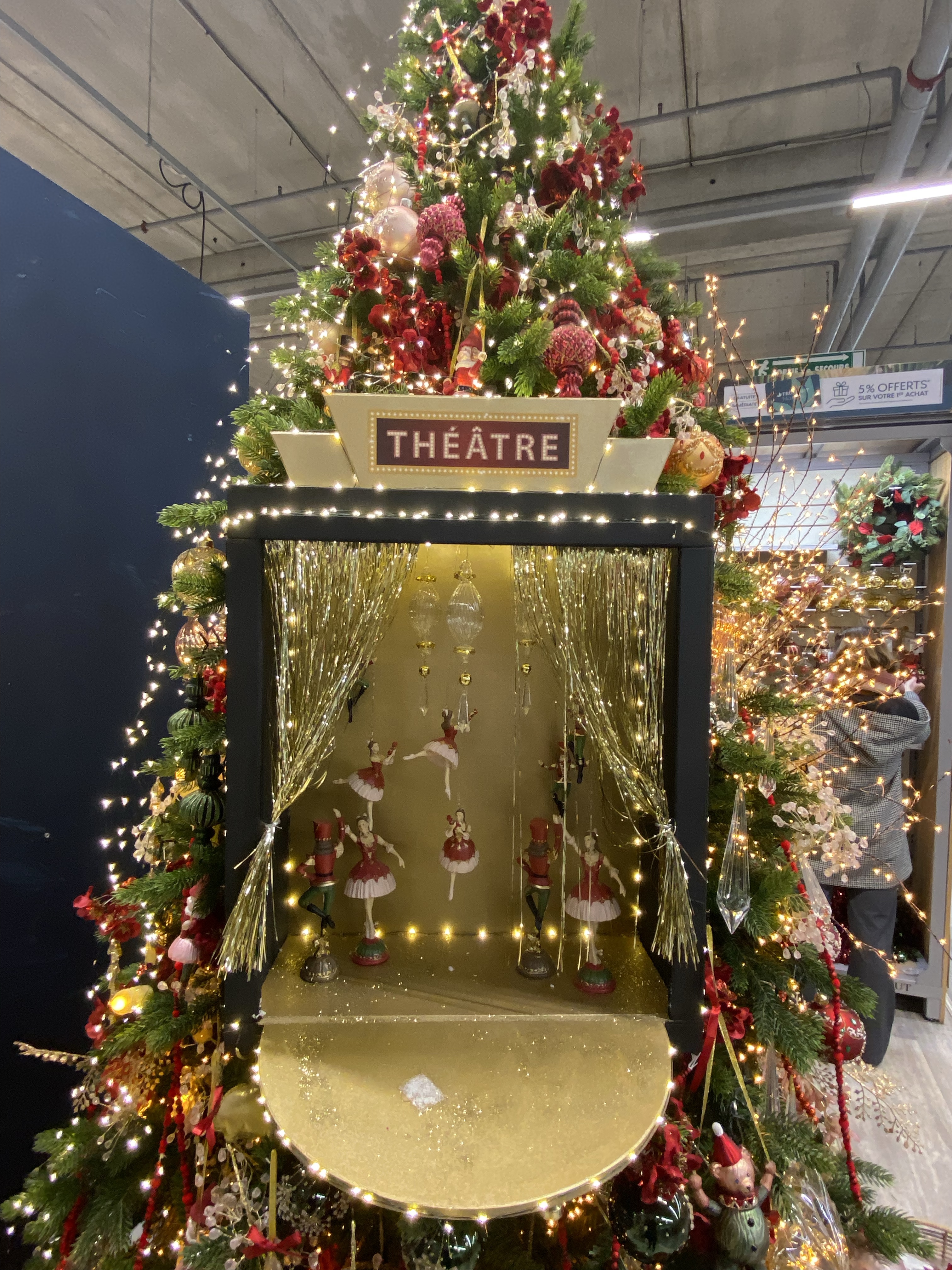 A spectacular Christmas tree at Truffaut, Domus (near Paris)