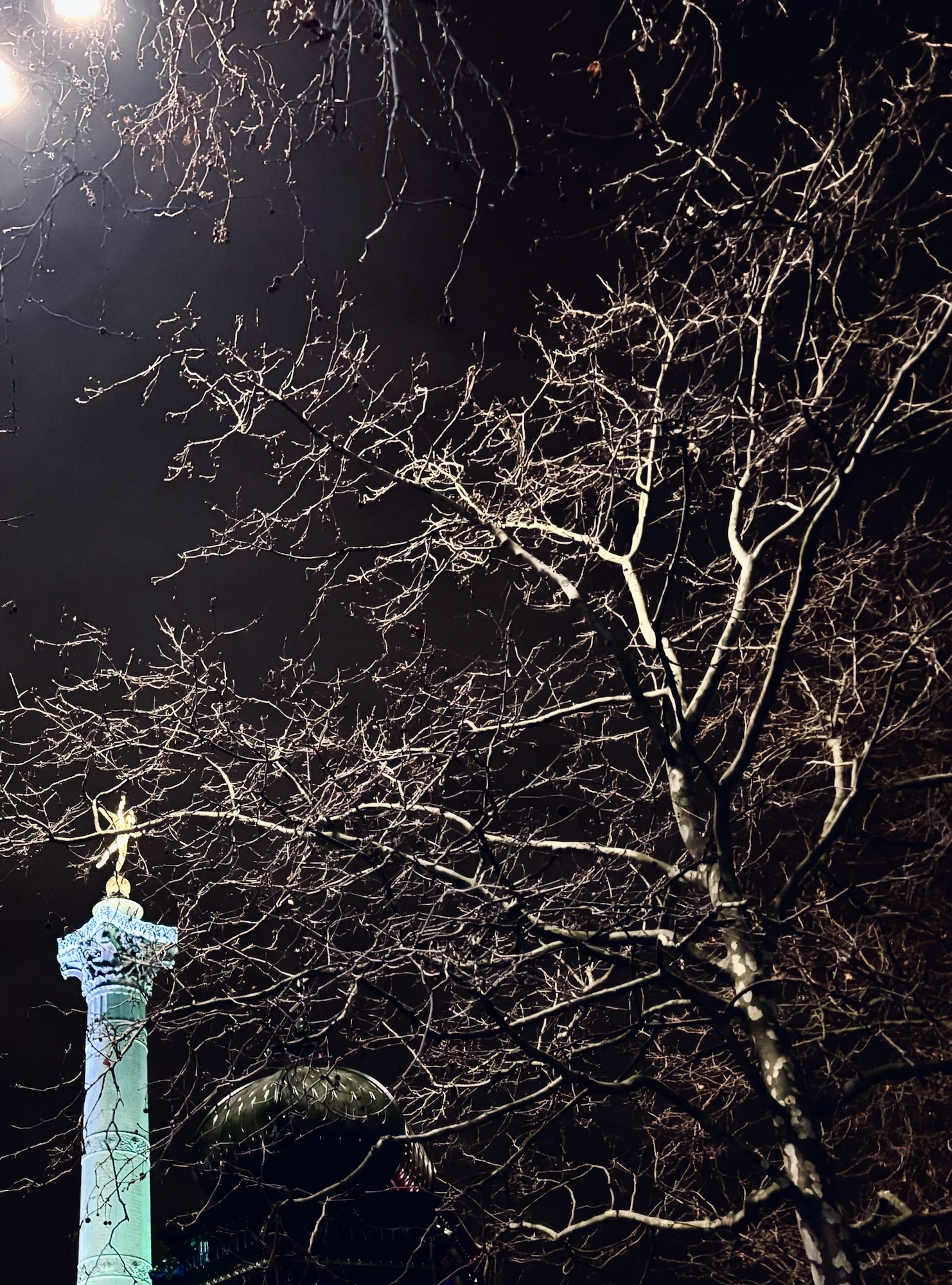 Le génie de la Bastille veille sur Paris, quand vient la nuit…